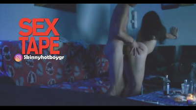 Gabadh iskuul oo qurux badan oo saaxiibkeed ah